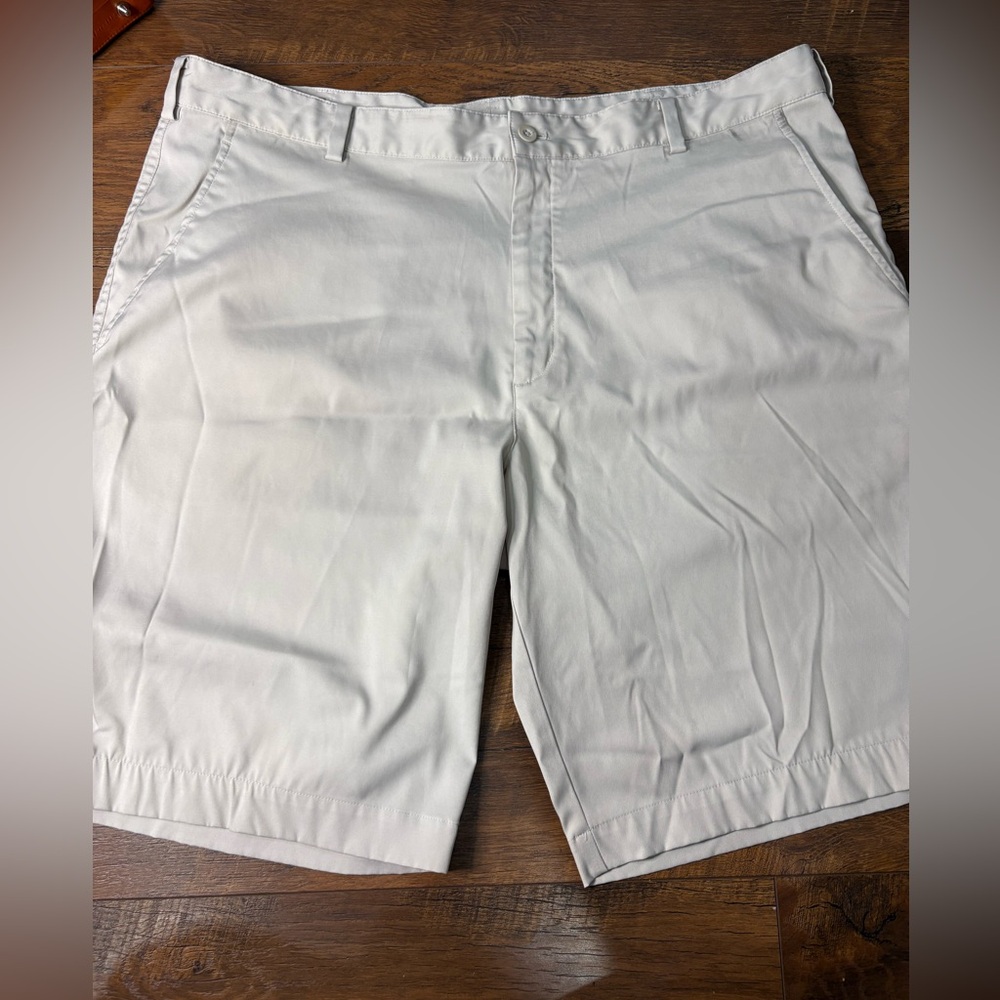 Nike Men's Flat Front Cream golf Shorts size 40